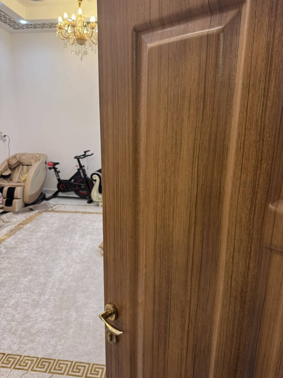 بيت للبيع المساحة 219متر  بناء حديث جداً حي العباس الفرع الثاني يم متوسطة القدس طابوا صرف للاستفسار الاتصال على الرقم 
***********
