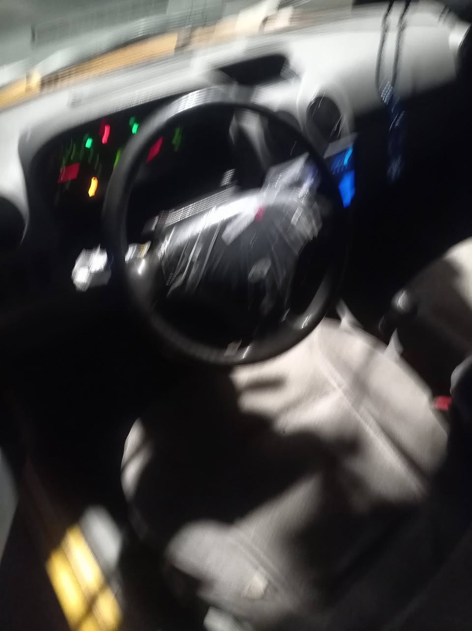 السلام عليكم
سايبة 2012 سيارة شوفت عينك
صدر جيد جدا
مكينة وكير جيد جدا
تبريد يرادلة بس غاز
ترايهة حلو
رقم انكليزل كبل مكاتبة مروري
غرفتهة حلو تخم تاير جيد جدا
مكاني شهدا البياع رقم ***********
سعرهة 26 وبيهة مجال حك الجية
