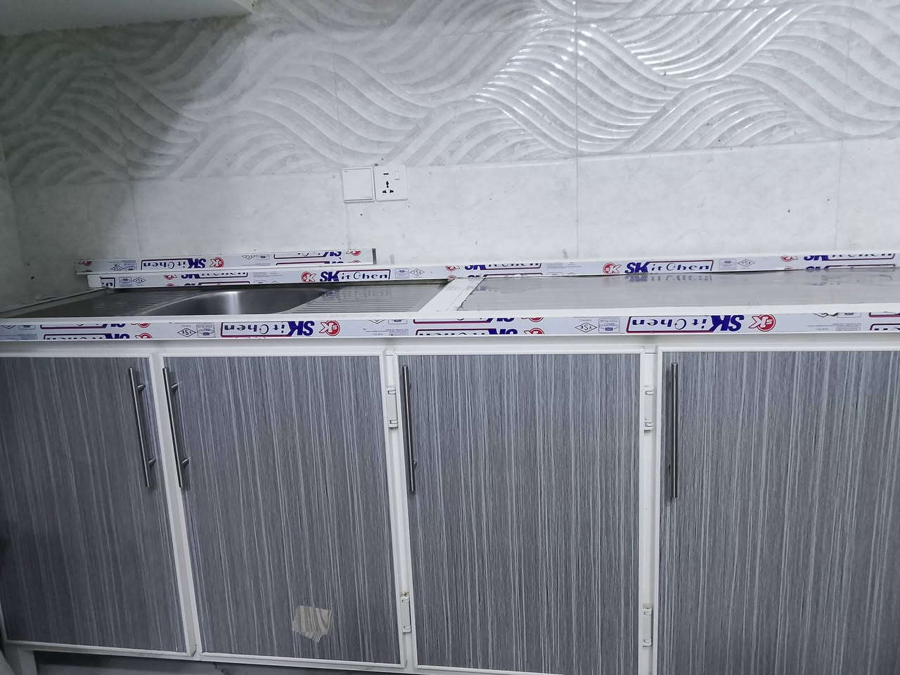 السلام عليكم عيني كاونتر مطبخ وسنك جديد نظيف جداً بدون ملحق فقط كاونتر وسنك مثل متشوفون كدامكم للبيع السعر 300 وبي مجال لتواصل على الواتساب او على الفيس بوك  ***********
