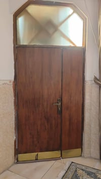 باب خشبي • عدد ٢ • مجانا