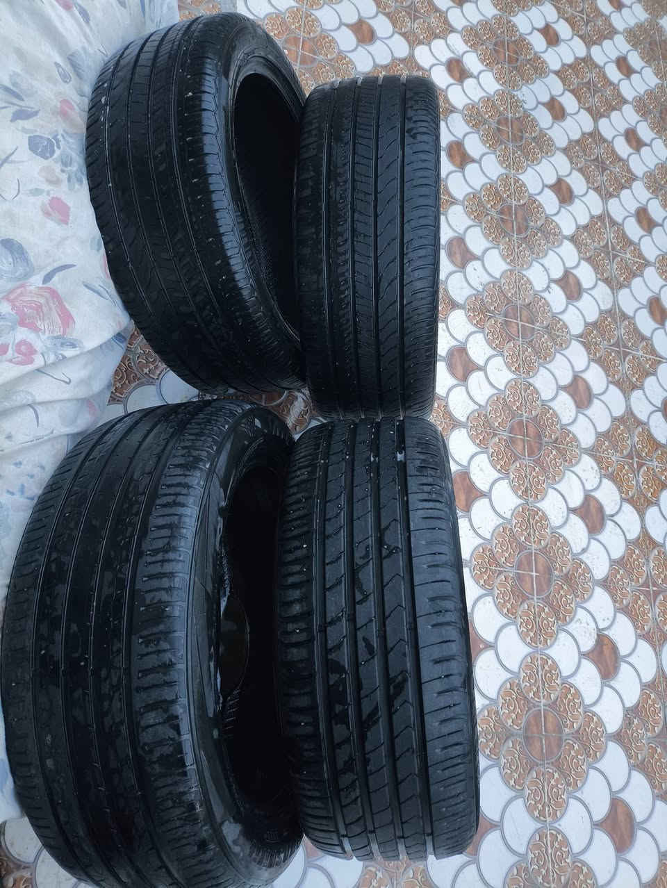 تخم تاير مستخدمات ونظيفات قياس 17/225/45 للبيع
قيم واخذهن ، 
***********
