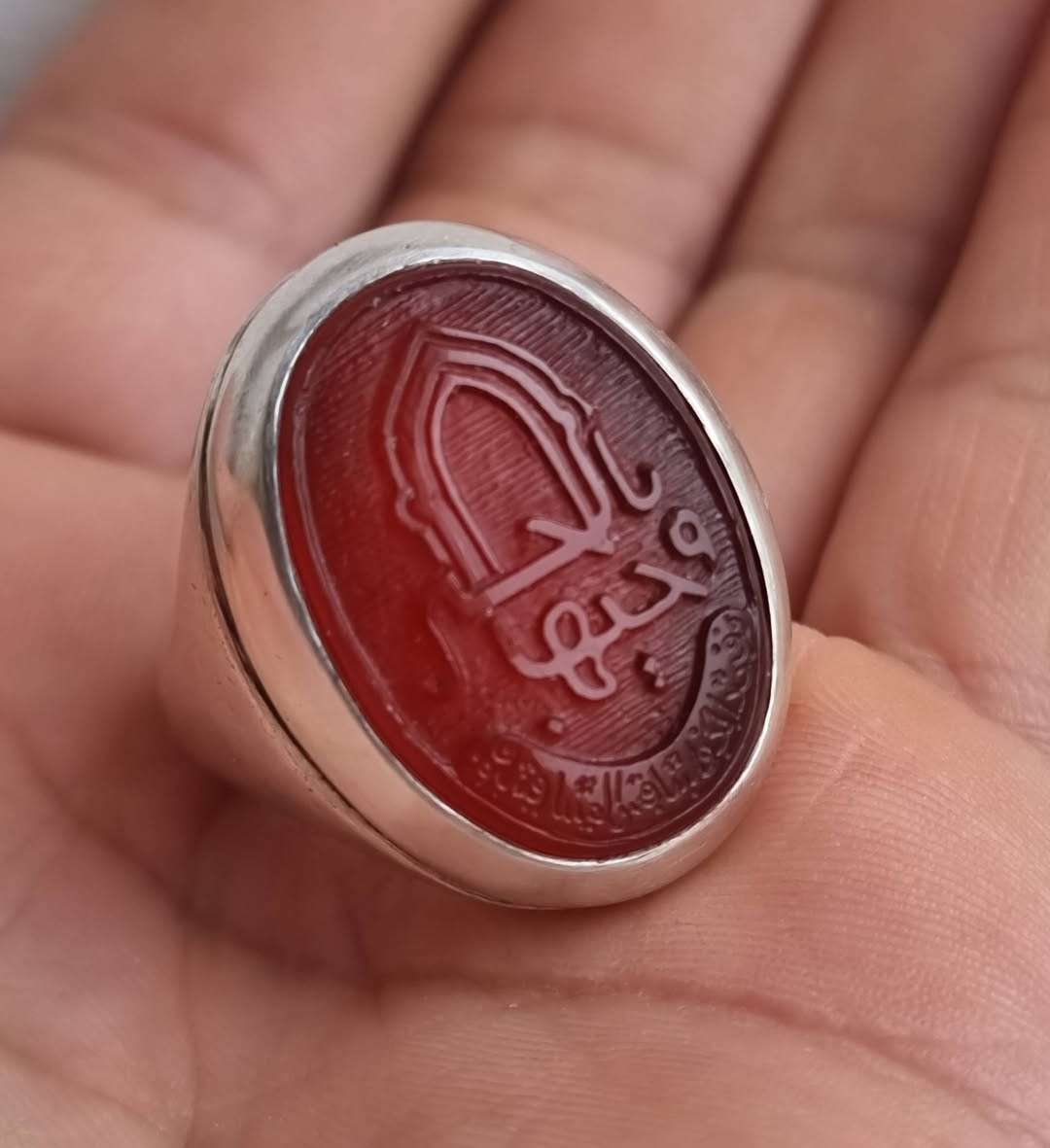 عقيق يماني مخطوط خط يدوي المبدع الأستاذ سيد كافي 
  🔥وفيت بالكفين والساقين يا وجيها بالحسين🔥
بصياغه يدويه ثقيله البحرين للبيع مكاني بغداد يوجد توصيل إلى جميع المحافظات للبيع فقط  أحبتي الغوالي ما اراوس بس ابيع 
***********
