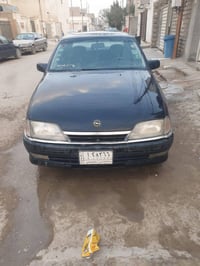 اوميكا للبيع  موديل 93 السيارة مكفولة كشرها بلادي  كير ومحرك شرط  تحوي...
