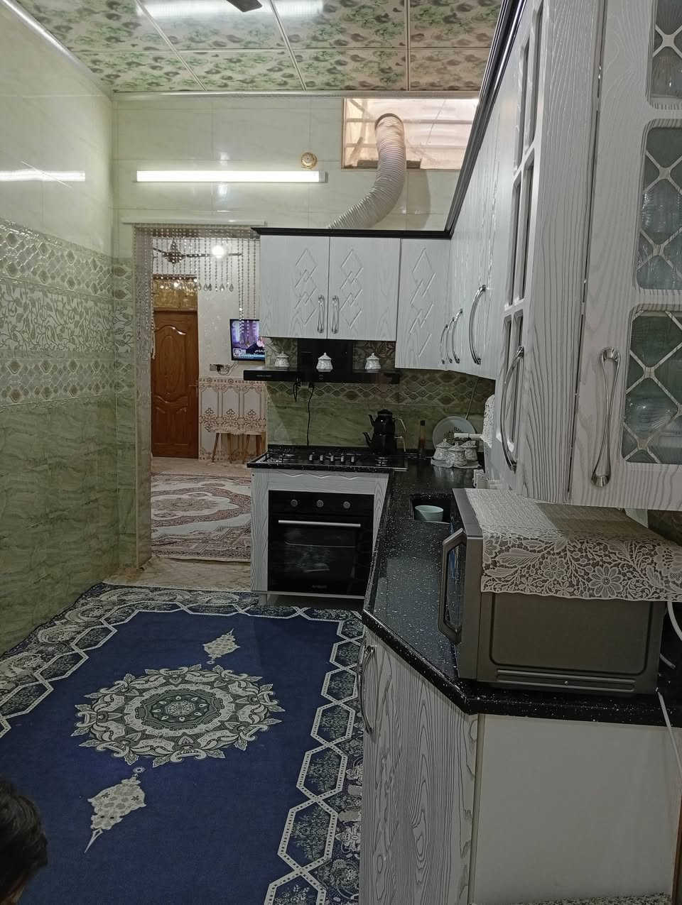 دار للبيع مساحه ١٠٠ متر نظيف  الأساس والسقف كونكريت غرفه سندويج فوك والكاونتر وغرفه الاخشاب وكيزر مع خط مولده المكان شارع المطار الجديد قرب جوهرة العرب شارع العلويات الدار مقابيل العلويات  للعلم منطقة الكريشات  اول منطقه مشموله بل تطويب للاستفسار خاص او الاتصال  ع الرقم ***********
