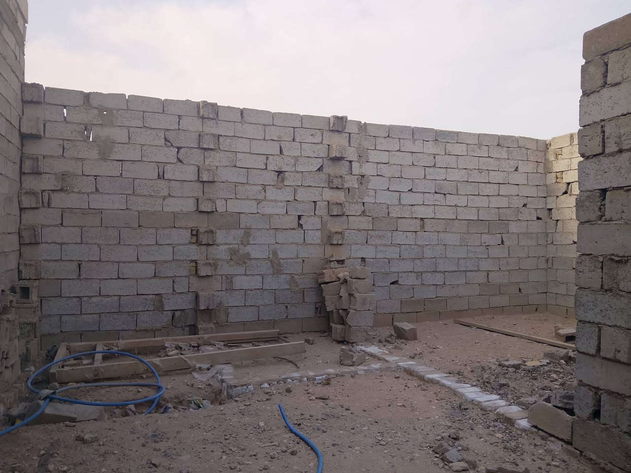 عرصة 100متر مربعة. 8×12ونص +اسواق جاهزة
نجف شارع المطار الجديد قرب المخازن الغذائية البيوت الى خلف المعرض الدولي وقريب على صناعي مال كوفة 

 مسيجة بلوك داير الاطراف للسكف مع بلوك 
اساس صب بدون شيش يتكون من غرفة وصالة ومطبخ  ومكشوفة وحمام داخلي وحمام خارجي   
واستقبال مسوينة اسواق مكونة من(4 برادات ومجمدتين  وسبلت منظونة كامرات ورفوف وعارضة كرزات 3 سطح سندويج مثل ممبين بالفيديو )

تكدر تبقى على الاسواق وتكمل البيت لو تكعد بي لو تاجرة بالناحيتين مستفاد السعر خاص 

اسباب البيع عدم التفرغ 
رقم صاحب العرصة (***********) موجود واتساب
