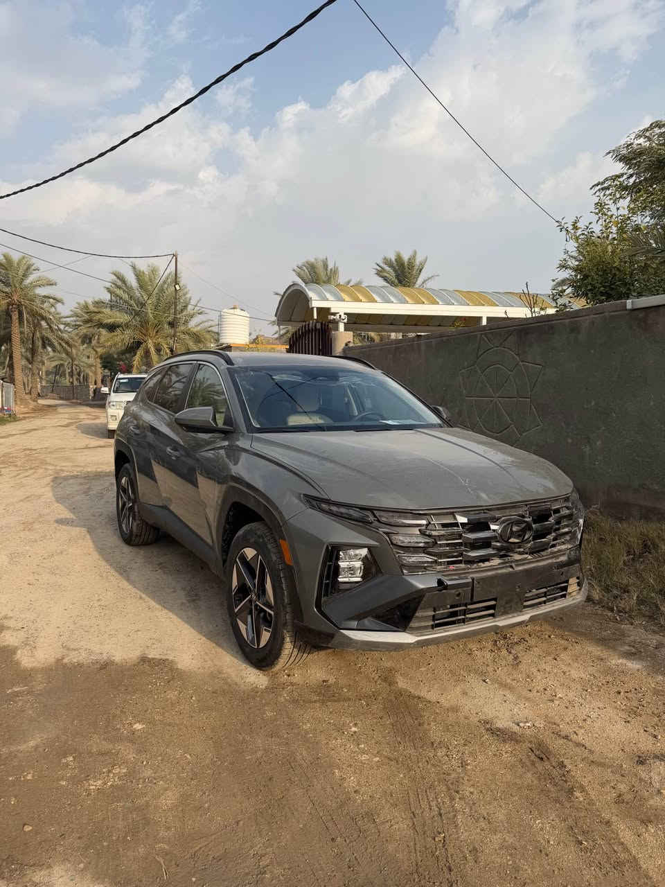 السلام عليكم 

توسان ٢٥ لون سمنتي مميز فول موصفات عدا الفتحه 

مكينه ٢٥٠٠ دخول جديد تترقم جميع المحافظات مشيته ١٣ الف

حادثه شبر بارد بالبنيد بدون دواخل شرط السونار تفحص إذا بيها دواخل صبغ السونار عليه 

موصفات 

بصمه

تشغيل عن بعد

رادارات 

كشن كهرباء

داخل ابيض

شاشه متصل 

لد امامي خلفي

سايد بريك دكمه

مودات قياده 

شاشه دجتل

كامره

جنطه كهرباء 

ويل كروم 

كشنات تدفئه

السعر ٢٠٥ وبي مجال مكاني بابل 

*********** بغداد, العراق
