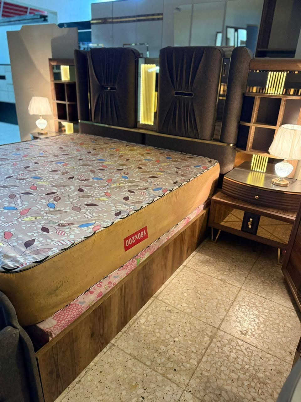 ✨ غرفة تركي مودرن اصلي 9 قطع ✨
نظام أبواب مضلع 
سرير مخزن عملي واناره شغاله 💥
 ضهر بلوك
 قماش وتر بروف أصلي
✨ نظافه 90/💯
 شد ونقل مجاني داخل بغداد
 توصيل للمحافظات بكروه
*********** واتس اب
