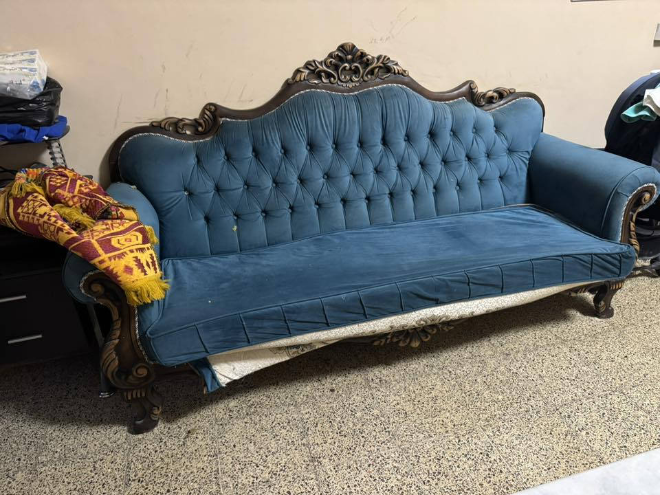 تخم ملكي كلاسيك
يتكون من قنفتين ثلاثية
واربع كراسي مفردة  يعني المجموع ١٠ مقاعد
يحتاجلة دومشة للقنفات الثلاثية 
سعرة 350 وبي مجال بسيط
مكاني بغداد الكرخ حي الجهاد
***********
