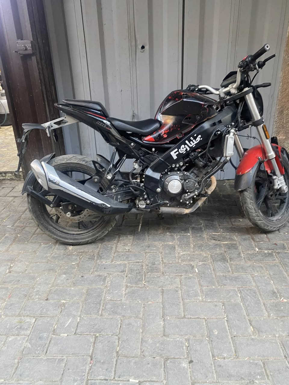 سلام عليكم بنلي 180s دراجه محركها حلو وناعم  بيها نقوصات بسطيطه رايدها 1250 وبيها مجال حك الجيه ***********مكاني بغداد شارع الكفاح
