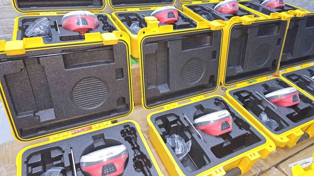 💙💙***********💙💙
💛سنة اشتراک مجانی من کل العراق💛
جهاز GeoMate SG6 هو جهاز استقبال GNSS محمول
 ومتطور للمسح، يتميز بـ 1608 قناة، ووحدة IMU، وكاميرا مزدوجة لتقنية المسح البصري (AR Stakeout وVisual Survey) ويقدم دقة عالية (ملليمترية) في تحديد المواقع، مع متانة (IP68) وسهولة استخدام، مما يجعله أداة قوية للمساحين في الظروف الميدانية الصعبة. 
أبرز المواصفات والميزات:
نظام GNSS: يدعم أنظمة الملاحة العالمية المتعددة، مع 1608 قناة لتتبع إشارات الأقمار الصناعية بدقة.
IMU (وحدة القياس بالقصور الذاتي): معدل 200 هرتز وزاوية ميل تصل إلى 60 درجة، مما يعزز الدقة في المواقع الصعبة.
الكاميرات: كاميرا أمامية وخلفية بدقة 2MP و 5MP تدعم وظائف المسح البصري والتصوير ثلاثي الأبعاد (3D Modeling).
الدقة: دقة عالية تصل إلى 8 مم + 1 ppm (أفقي) و 15 مم + 1 ppm (رأسي).
المتانة: تصنيف IP68 (مقاوم للغبار والماء)، وتصميم قوي ومناسب للظروف الميدانية القاسية.
الاتصال اللاسلكي: Wi-Fi، بلوتوث، NFC، ويدعم اتصالات RTK و GSM لمسافات طويلة.
الذاكرة والبطارية: ذاكرة داخلية 8GB، بطارية تدوم حتى 16 ساعة (مع ميزة النسخ الاحتياطي).
البرمجيات: يتضمن برنامج MateSurvey ويقدم ميزات مثل المسح البصري وتحديد النقاط المرئي. 
باختصار، الـ SG6 هو جهاز مسح بصري متكامل يجمع بين دقة GNSS القوية والكاميرات المتقدمة لتبسيط وتسريع عمليات المسح والتوقيع في الميدان.
