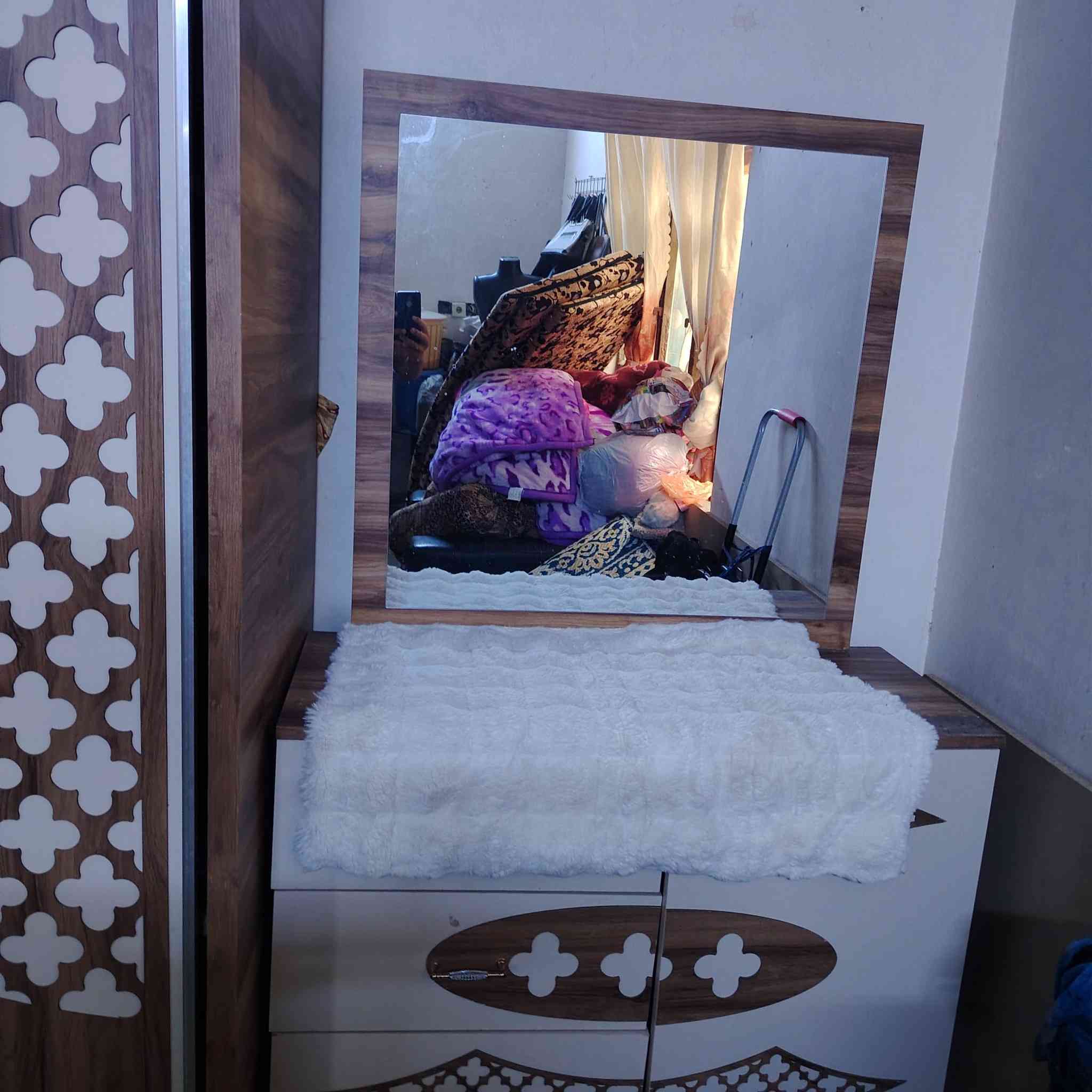 السلام عليكم
غرفة اخشاب مستعمله قليل اخت الجديده السعر 350 وبيها مجال الشراي.. يتصل ع رقم ***********
