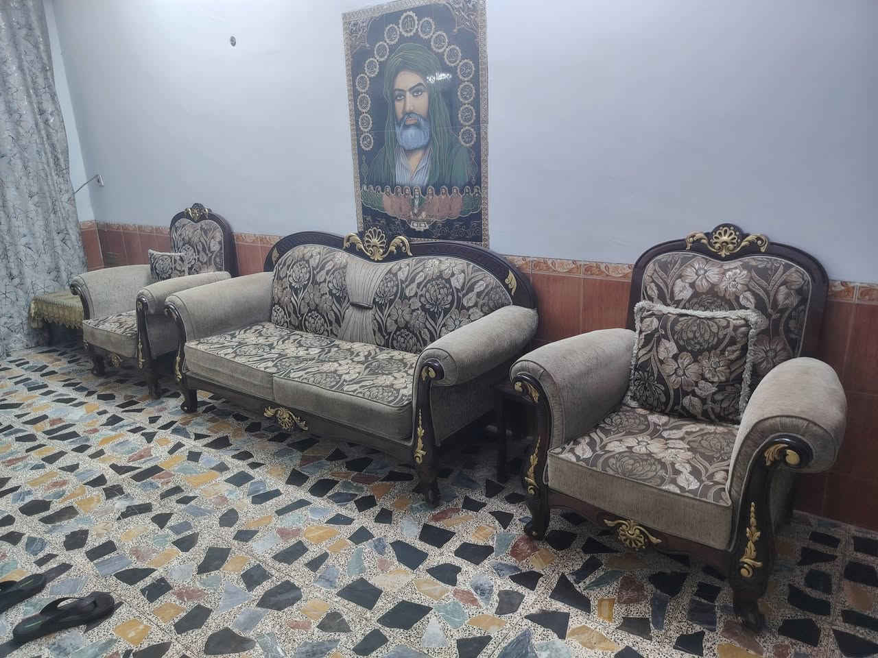 سلام عليكم تخم للبيع تخم نضيف اخو جديد  المكان شعب شارع صحه سعر500وبي مجال ***********
