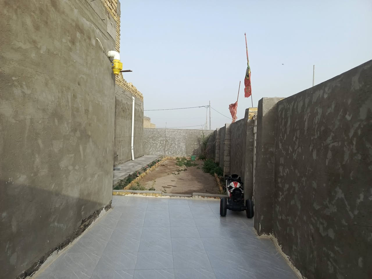 دار للبيع مساحه 300م طابو صرف،يتكون البيت من غرفتين نوم وصاله واستقبال ،ومطبخ حار وبارد ومجمع داخلي وخارجي ،كراج+حديقه ،حي الشهداء الثانيه(الديله)البيت ركن وخدمات متوفره ،ماء+ كهرباء +ومجاري +كيبل ضوئي.للاتصال عبر الرقم التالي :***********
