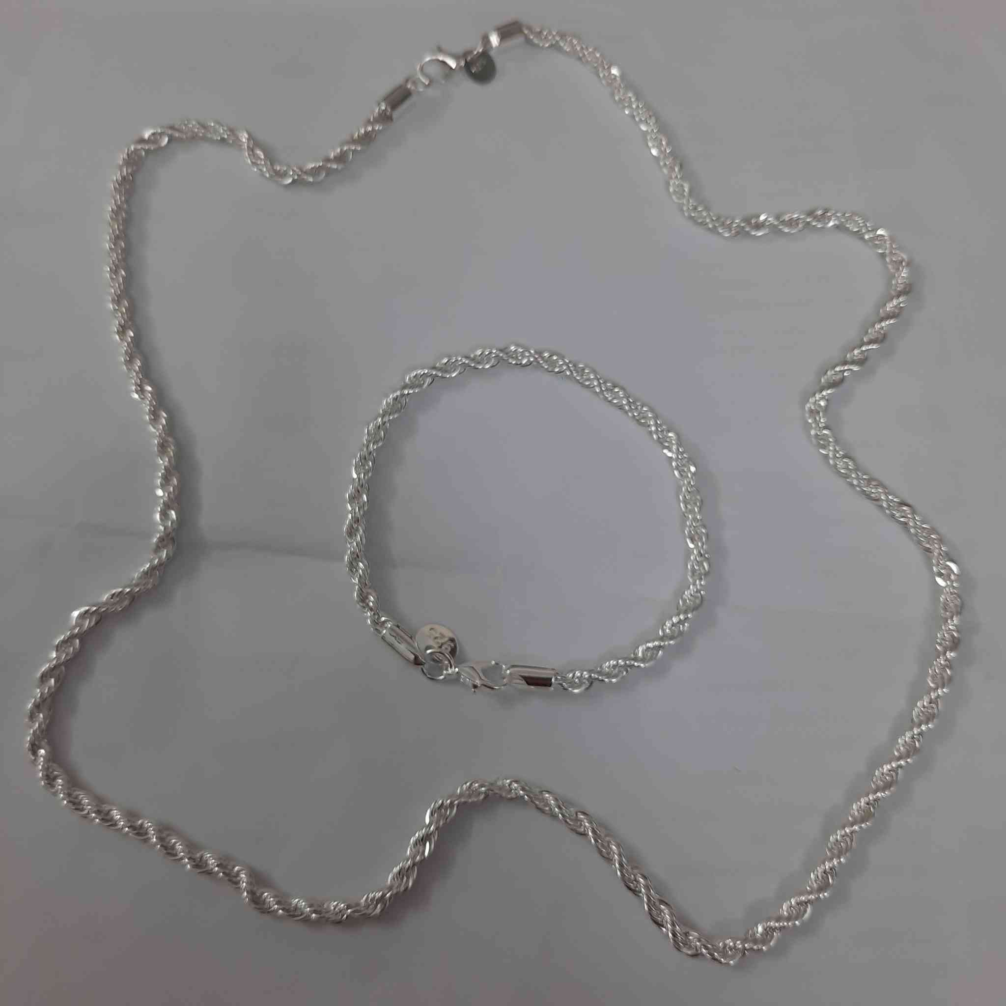 سيت قلادة وسوار فصه ٩٢٥ برم .
السعر ٣٥ ألف .


**إذا كنت صاحب هذا الإعلان وتريد حذفه لأي سبب، رجاءا أرسل رسالة إلى الدعم الفني**