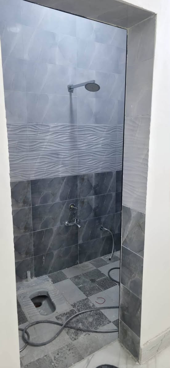 🏡 بيت للبيع – الجزيرة / باب الهوى – شارع 22
فرصة مميزة لامتلاك منزل جاهز للسكن في موقع هادئ ومخدوم.
📐 المساحة: 150 متر مربع.
مواصفات البيت:
✅ غرفتا نوم.
✅ ديوانية.
✅ هول وصالة واسعة.
✅ مطبخ.
✅ صحيات داخلية وخارجية.
✅ كراج للسيارة.
✅ بناء بلوك شغل درجة أولى.
✅ واجهة بديكور حديث.
✅ شبابيك تفصال ذات جودة عالية.
✅ البيت جاهز للسكن بالكامل.
📍 الخدمات:
- شارع بعرض 9 أمتار.
- ماء وكهرباء متوفران.
📄 الملكية:
- الأرض طابو صرف زراعي باسم عراقي.
- وكالة ومكاتبة مع نسخة من الطابو.
💰 السعر: 85 مليون دينار عراقي قابل للتفاوض.
📞 للاستفسار والمعاينة:
*********** شط العرب, البصرة
