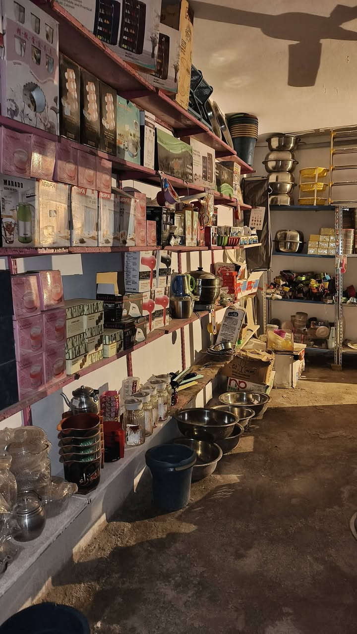سلام عليكم محل شلع للبيع يحتوي على رفوف مثل ماموضح بل صور ومولد وكامرات وشاشة المحل كامل للبيع سعره 5مليون وبي مجال مكان بغداد المعامل 🌹***********🌹
