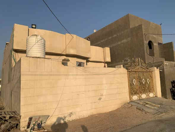 بيت رقم بلديه مقدم معامله تسجيل ع طابو مساحه 200مقابيل خدمات حديقه العنوان بصره حي بغداد بضهر مدينه السندباد السكنيه يتكون البيت من ٣ غرف نوم وصاله جبيره واستقبال جبير ومطبخ تركي وكراج وصحيات داخليه وخارجيه وبي مشاي عله داير البيت البناء بلوك وسكف صب كونكريت السعر 115وبي مجال للشراي موبايل***********
