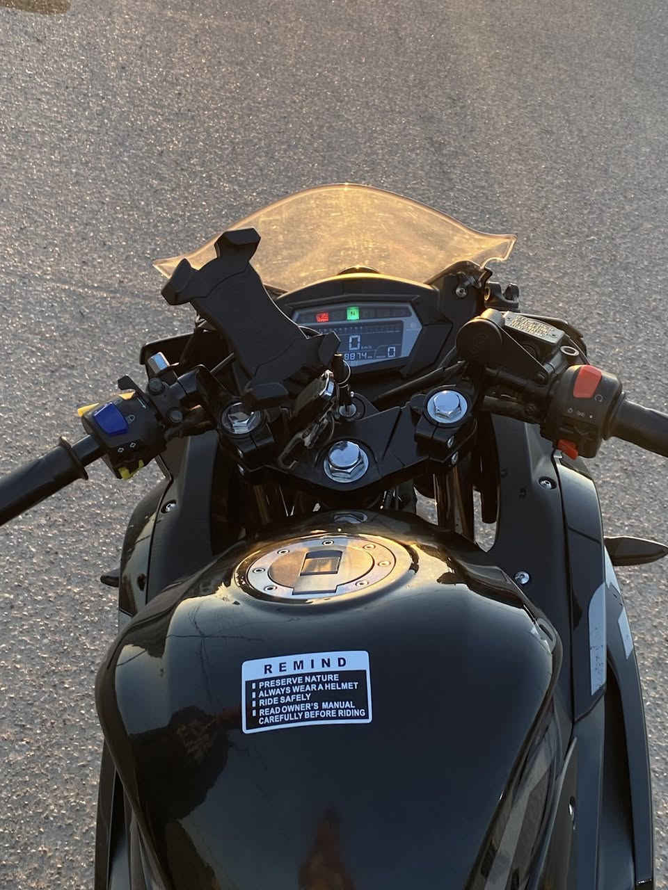 السلام عليكم دراجة دايوان شكل بطح 200cc الدراجة مكفولة كفالة عامه بعدها عله وضع الشركه ماشيه 8000 مكاني محمودية 
رقم التواصل ***********
سعرها 1750000 مليون وسبعمية وخمسين
