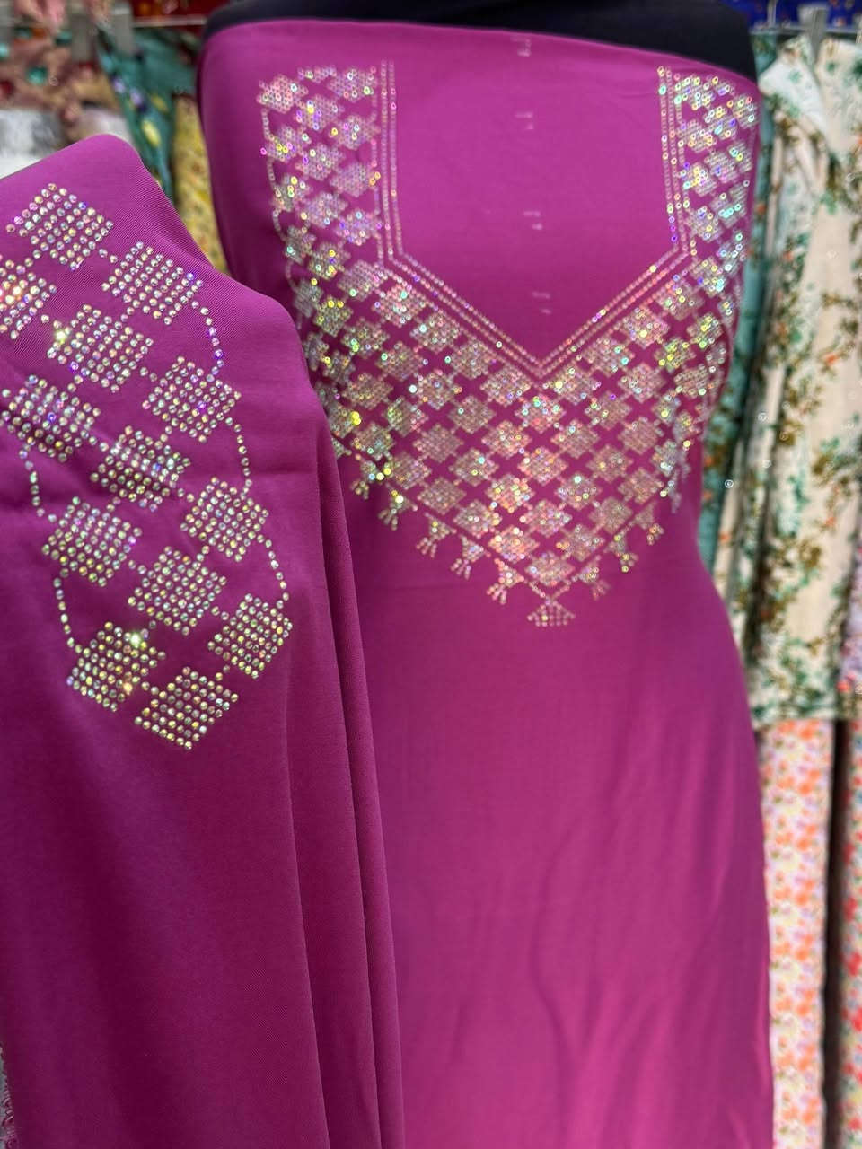 كشمير كابوي مطاط الاصلي 
نقشات الصدر وردن شذر الاصلي شرط الغساله 
القطعه مترين ونص يتفصل كلوش 
وراهم لجميع القياسات 
سعر القطعه 11.000


**إذا كنت صاحب هذا الإعلان وتريد حذفه لأي سبب، رجاءا أرسل رسالة إلى الدعم الفني**