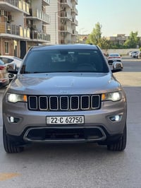 للبيع    جيب 2018 لاريدو * شاشة Uconnect مقاس 7 إنج   * Apple CarPlay ...