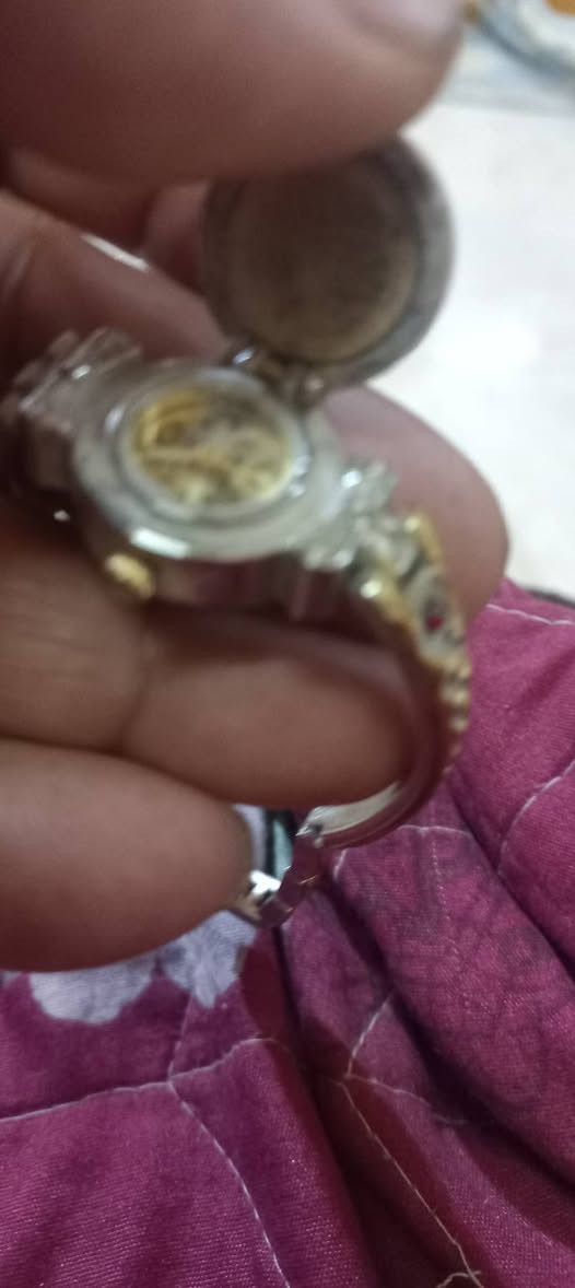 السلام عليكم ساعات نسائيه مطليه بلذهب ١٨ سويسريه نوع رادو السعر على الخاص أو الواتساب مكاني الاورفلي بغداد تلفون ***********
