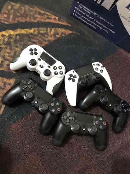 سلام عليكم للبيع او مراوس بلي 4 مهكر بي خمس لعبات + سماعة محيطية + 5 يدات كلهة شغالة + يوبي اس جديد مستخدم يوم واحد فقط السعر ٣٥٠ الرقم ***********
