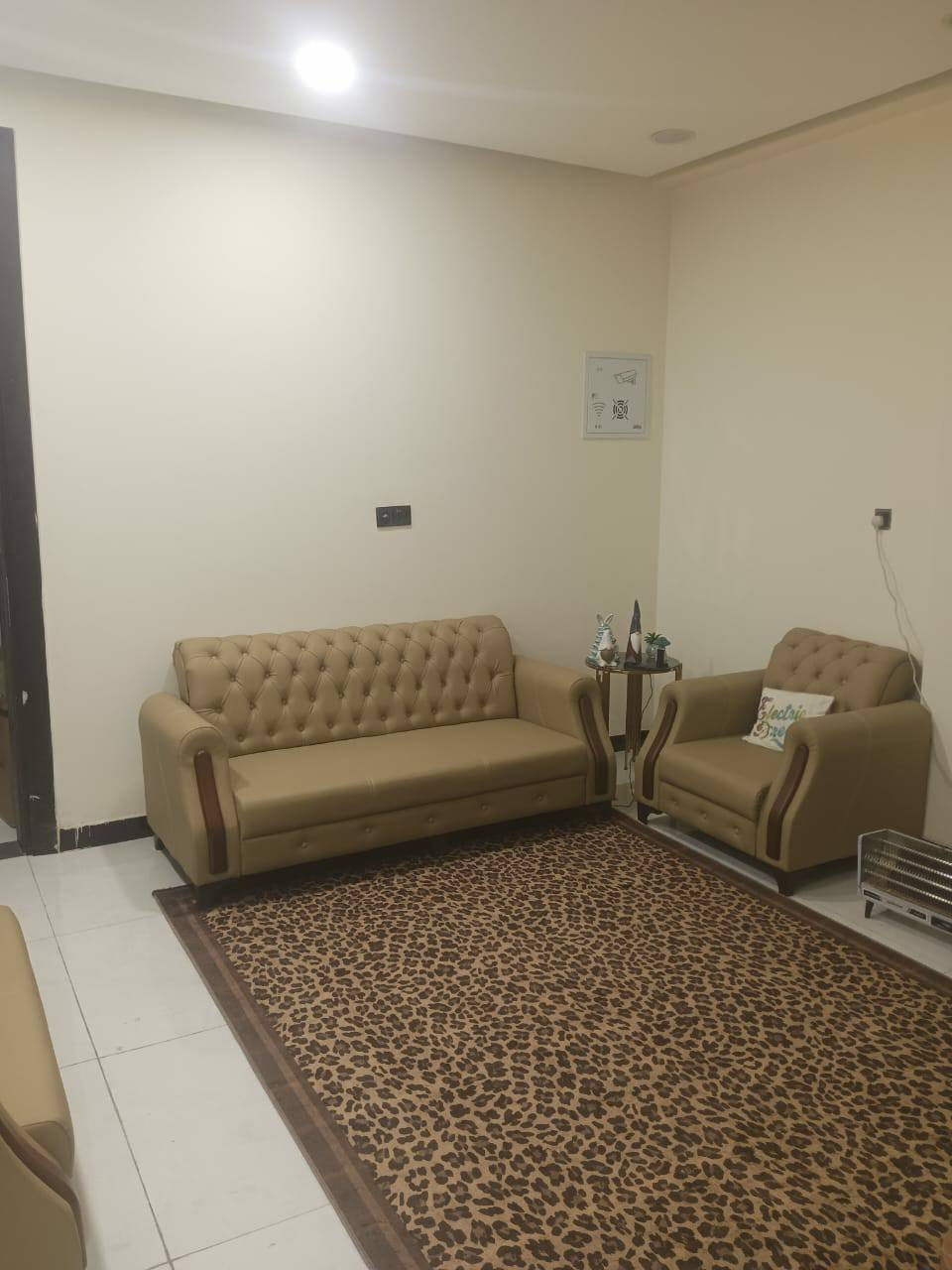 للإيجار شقة ارضيه مساحه 88م غرفتين وصاله وحمامين ومطبخ ومنور وتدفئه وتبريد مركزي الإيجار الشهري 750الف الموقع جسر الربيعي المؤدي الى ساحه الواثق


**إذا كنت صاحب هذا الإعلان وتريد حذفه لأي سبب، رجاءا أرسل رسالة إلى الدعم الفني**