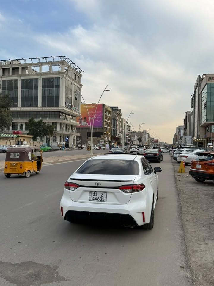 كورلا شكل امريكي هايبرد 2025
داخل جلد احمر وكشن كهرباء 
مواصفات الكورلا الهايبرد معروفة 
الممشى 26 الف كيلو 
مكفولة بالكامل عدى
 بارد على كد اصبعين بالصندوك 
وشخط بالباب ورصعه بالبنيد فقططط 
السيارة معتني بيها جداً جداً دهن من الحسام اصلي وبانزين محسن فقط ما شامه العادي
تحويل مباشر باسمي السيارة 
عليها تظليل كامل بدون كتاب تريد تعوفه تريد تشلعه براحتك
السعر 154 ورقة وبيها مجال والشراي ما اوكف وياه 
*********** مكاني زيونة
