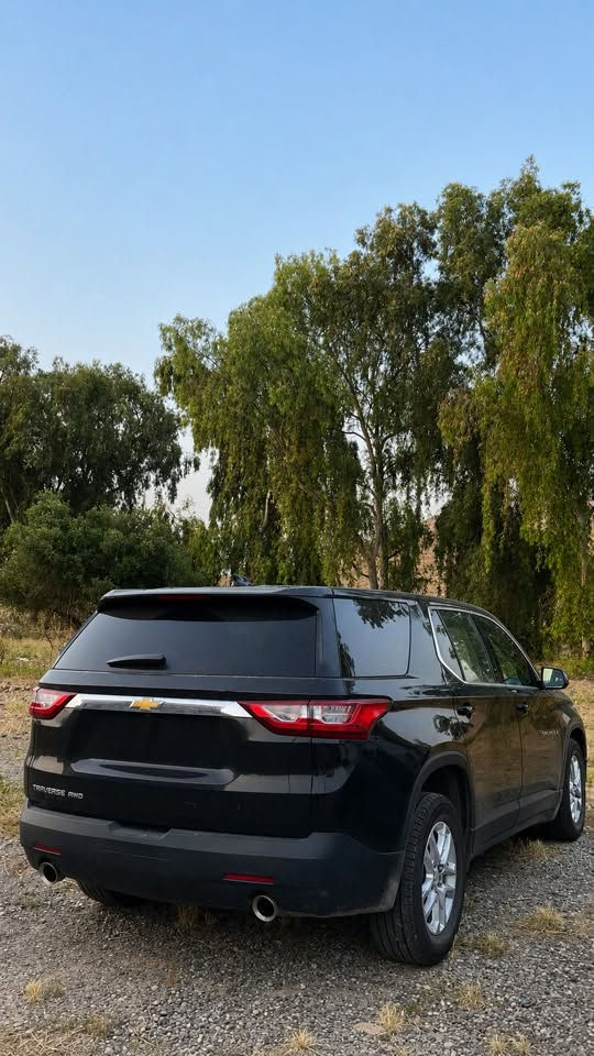 بسم الله الرحمن الرحيم
Chevrolet Traverse LS AWD 2021

او كما يسموها فحل التاهو

سيارة عائلية بحالة ممتازة، مريحة للسفر والاستخدام اليومي، تجمع بين المساحة والقوة والاعتمادية.

📋 المواصفات:

* الماركة: Chevrolet
* الموديل: Traverse LS
* سنة الصنع:2021
* المحرك: V6 سعة 3.6 لتر
* ناقل الحركة: أوتوماتيك 9 سرعات
* نظام الدفع: رباعي AWD
* عدد المقاعد: 7–8 مقاعد (حسب التجهيز)
* رقم اربيل
* ماشية ( 58 الف )بحالة الوكالة
* بيها جاملغ السايق صبغ فقط
* ايرباك ب حالة الوكالة

✅ أبرز المميزات:

* شاشة لمس مع Apple CarPlay و Android Auto
* كاميرا خلفية
* حساسات خلفية
* تشغيل بالبصمة (Keyless Start)
* دخول ذكي
* مكيف أمامي وخلفي مستقل
* 3 قطع تبريد
* 9 سماعات
* مثبت سرعة
* مقاعد واسعة ومريحة
* جنوط ألمنيوم
* أنوار LED نهارية
* ستائر هوائية وأنظمة أمان متعددة (ABS - ESP - Airbags)
* كشافات ليلية 
* لايت زينون
* بكرة مستقلة لتحديد نظام القيادة AWD
* رقم الشاصي : 1GNEVFKW1MJ151903

📌 ملاحظة: السيارة ب اسمي رقم و سنوية جديد
رقم اربيل الجديد
📌ملاحظة : واصلة من امريكي ماشية (34 الف) يعني ما ماشية بالعراق هواي

📌 السيارة مناسبة للعائلة والسفر، وتتميز بمساحة داخلية كبيرة وصرفية وقود جيدة مقارنة بحجمها.

📞 للاستفسار والمعاينة يرجى التواصل على الخاص أو الاتصال على الرقم
***********
