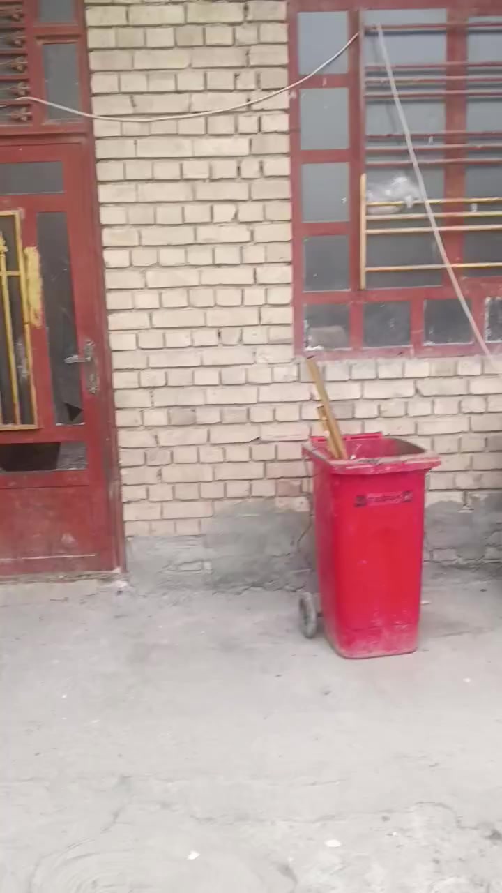 سلام عليكم 
بيت للايجار في حي الجغيفي الثانية قرب جامع ذكر الحكيم 
يتكون من غرفة وحدة وصاله ومطبخ واستقبال وكراج كما موضح في الفديو بدل الايجار 300
للاستفسار الاتصال على الارقام التاليه 
***********
***********+ واتس اب
