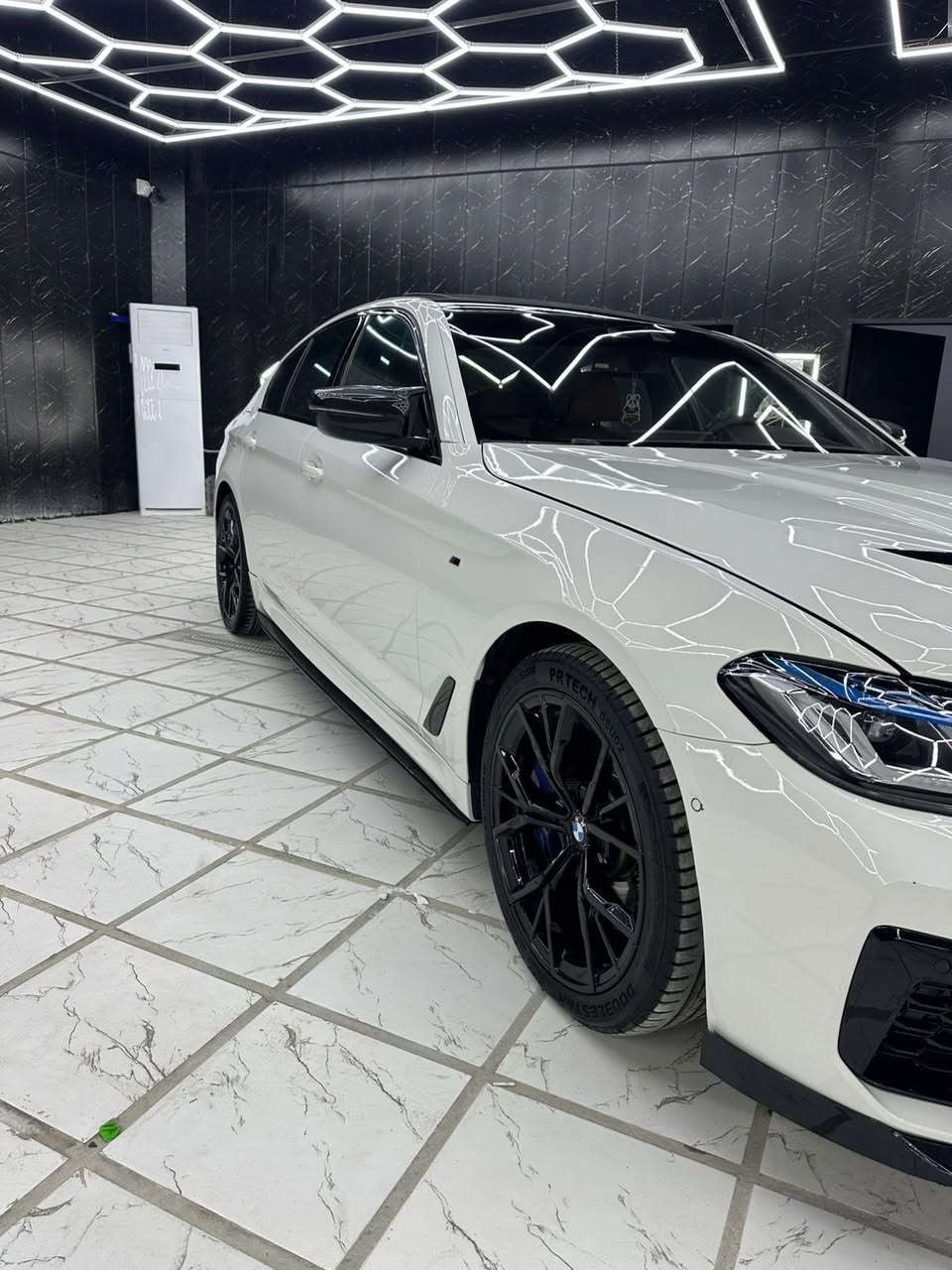 بي ام bmw 540 2019 (m package بلاد)
 (وارد الماني)(بصمتين)
 (مواصفات خاصة) 
(ماشية 100 الف ميل)
(محدثة m5 بالكامل لايت وبكلايت ولحية ودواسات والبنيد محدث) 
(ضررها بيها بنيد مصبوغ وبيها جاملغ بصف السايق صبغ بدون ايرباك ولا دواخل) 
(التعديلات مبرمجة stage 2 وعليها داون بايب)
(مواصفاتها) 
(داخلها لون قرميدي )
(كشنات تدفئة تبريد امامي وخلفي التبريد لمس)
(بالتكمة مال ركاب الخلفي فتحات تبريد)
(ستيرن تدفئة)
(التايرات الخلفية تفتر وية الامامية)
(حساسات وكامرات 360)
(عداد دجتال وداتاشو وفتحة) 
والمواصفات الباقية المعروفة هواية مذكرتهم (السعر 275 ورقة) رقم اربيل بأسمي المكان بغداد الرقم (***********)
