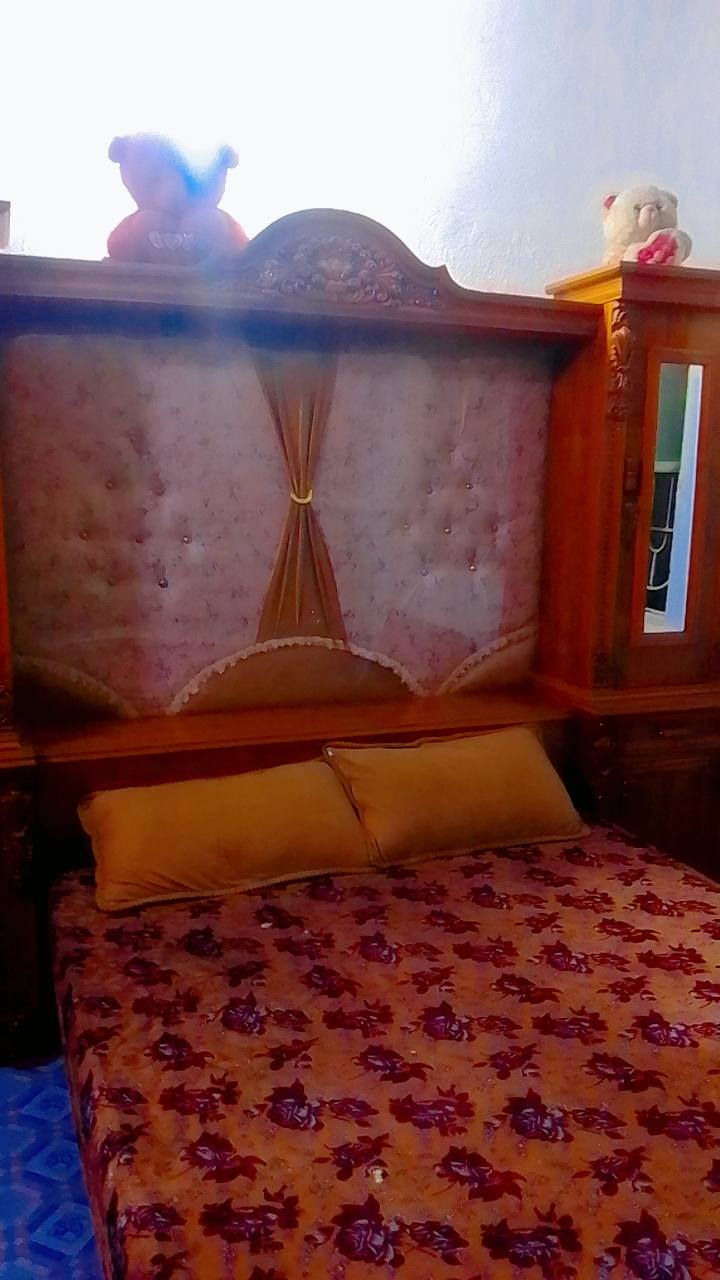 غرفة للبيع طابقين الارتفاع مترين و٨٠ سم السعر مليون و٣٠٠ وبيها مجال للتواصل ***********
