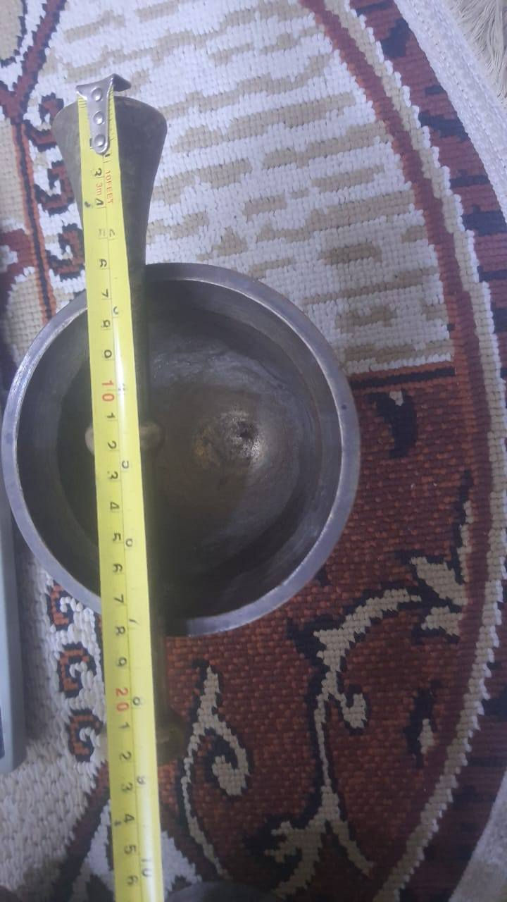 سلام عليكم ورحمه الله وبركاته               هاون عددها 2ابو الانگر الارتفاع 15او13قياس اليده 26او23 الوزن 7كيلو165غرام نضافه تامه خالي من الضرار رقم الهاتف التواصل ***********ابو علي البيضاني
