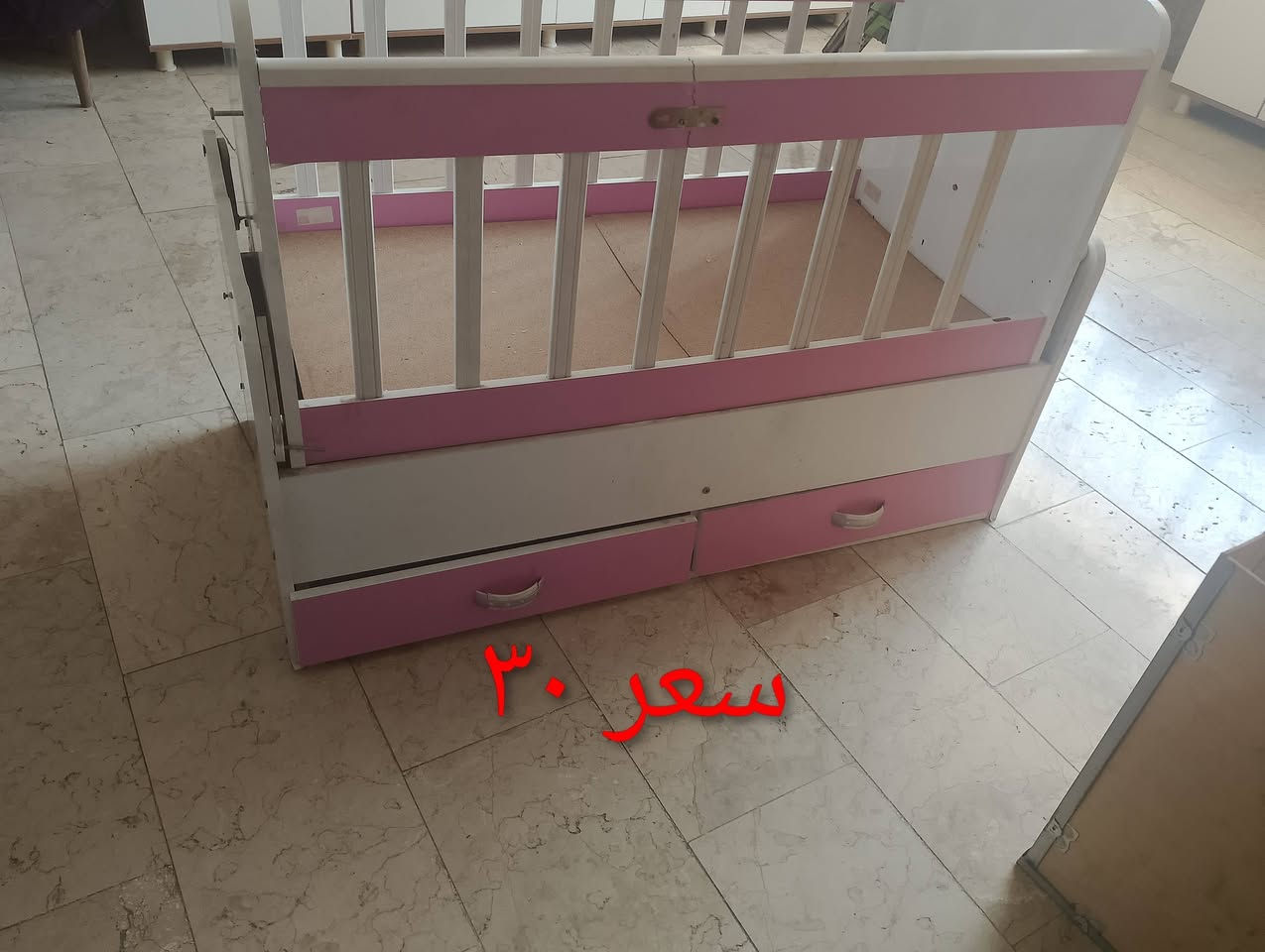 سلام عليكم عندي اغراض للبيع للاستفسار على رقم ***********
