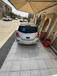 سياره فيرسا موديل 2010 محرك 2000 كير دواخل جديده تبريد ثلج أستخدام شخص...