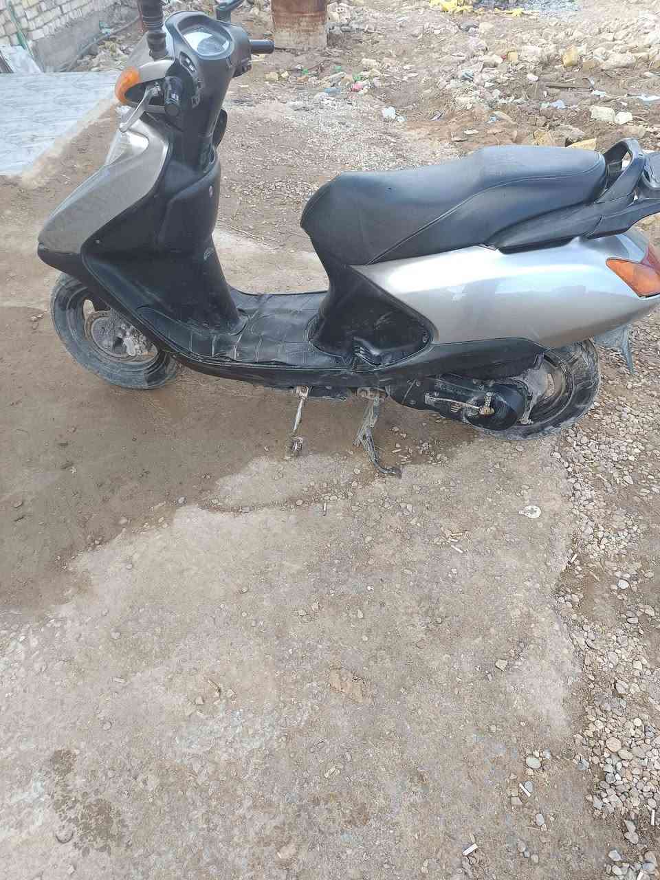 السلام عليكم دراجه سبيسي ياباني للبيع الكفرات قطعتين تجاري والباقي بلادي الدراجه ما مفتوحه ماشيه 14 الف يعني بعدها رمبه ومداريها بانزين محسن ودهن كل 15 يوم كهربائيات شغاله بس دگمة الأشاره اتشكل يعني تشتغل العنوان واسط كوت شارع 40 السعر وباقي التفاصيل اتصل على الرقم  *********** خاص ما متواجد
