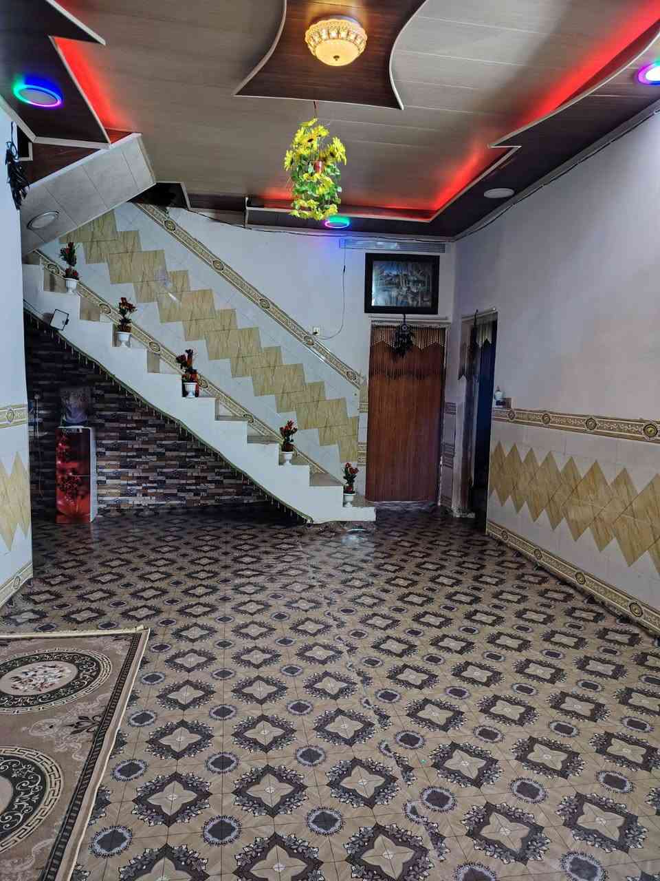 بيت للبيع بحي صالح مطشر مقابل حي رشيد مساحته 200 متر البيت جاهز يبعد عن شارع العام 40 متر و مدرسه نبي الله شعيب تبعد  500 متر الاستفسار *********** 
غرفتين وصاله ومطبخ وهول ومضيف
