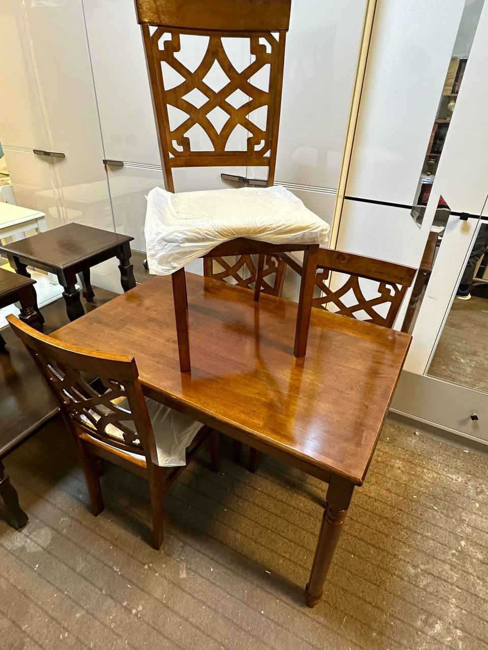 ميز طعام خشب زان صبغ حراري 
4 كراسي (120*70)  
6 كراسي (140*80) 
يمكنكم التواصل معنا عبر صفحتنا الرئيسيه 

يتوفر توصيل كافة محافظات العراق 🚛🚛🚛


**إذا كنت صاحب هذا الإعلان وتريد حذفه لأي سبب، رجاءا أرسل رسالة إلى الدعم الفني**