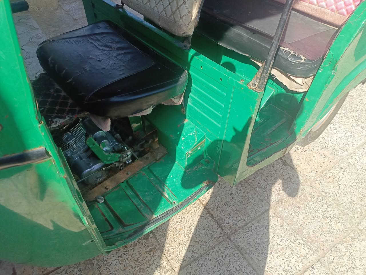 توك توك للبيع اوراقها كامله واصوليه وشغاله كل شيء ما بيها سعرها 800 مكانها ديالى الخالص شراي اتصل ***********
