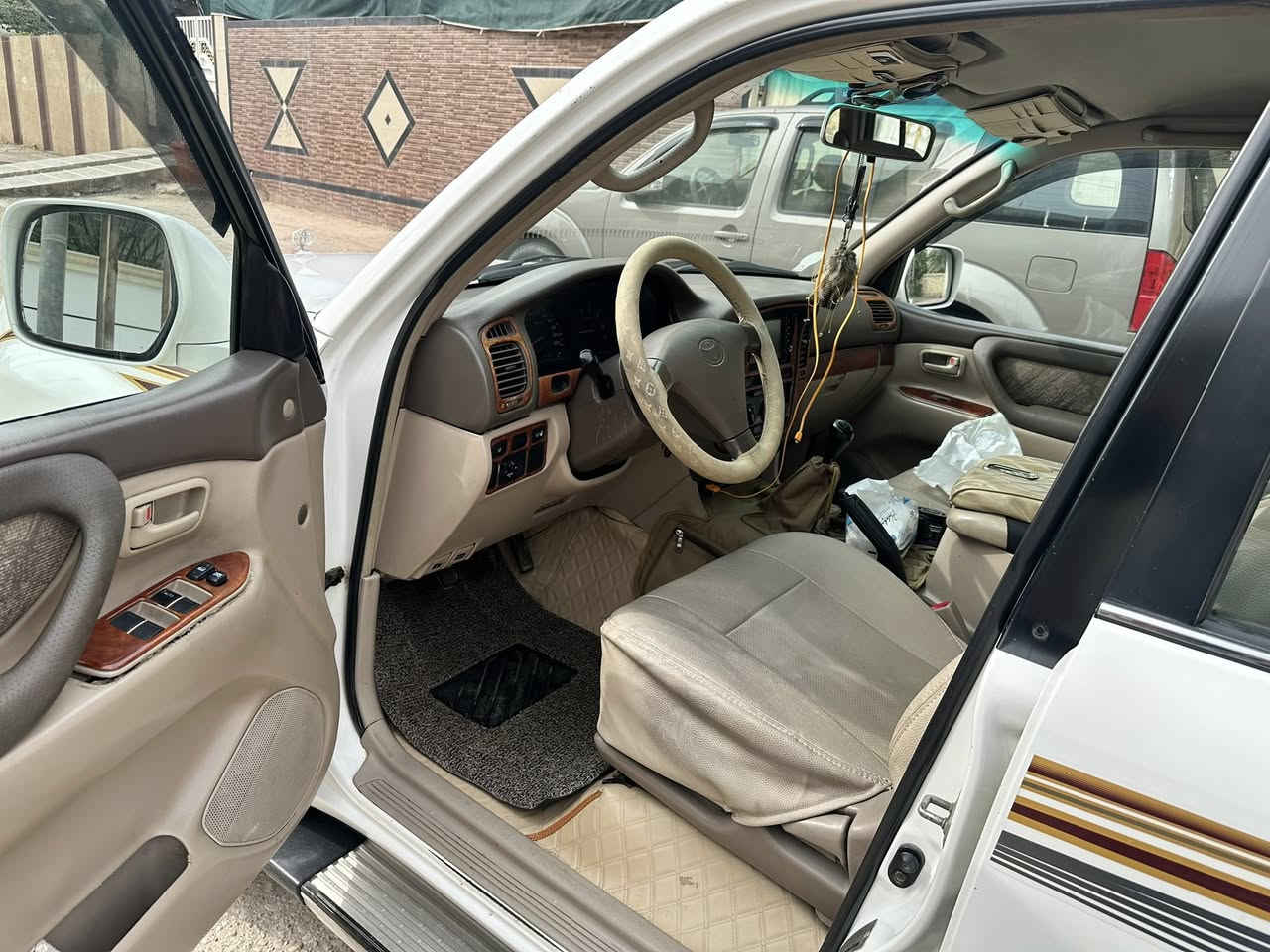 السلام عليكم من رخصة مديرالكروب والاعضاء الكرام لاندكروزمونيكا قطري للبيع فقط 2001بيها قطع صبغ ابيع حزام السيارة جديدة السعد155اتصال***********
