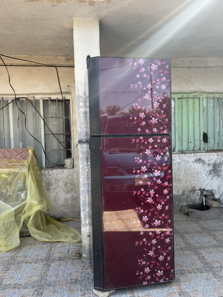 ثلاجه سعر ٣٠٠وبيها مجال العنوان بابل الغليس قرب حسينية المصطفى الرقم:***********
