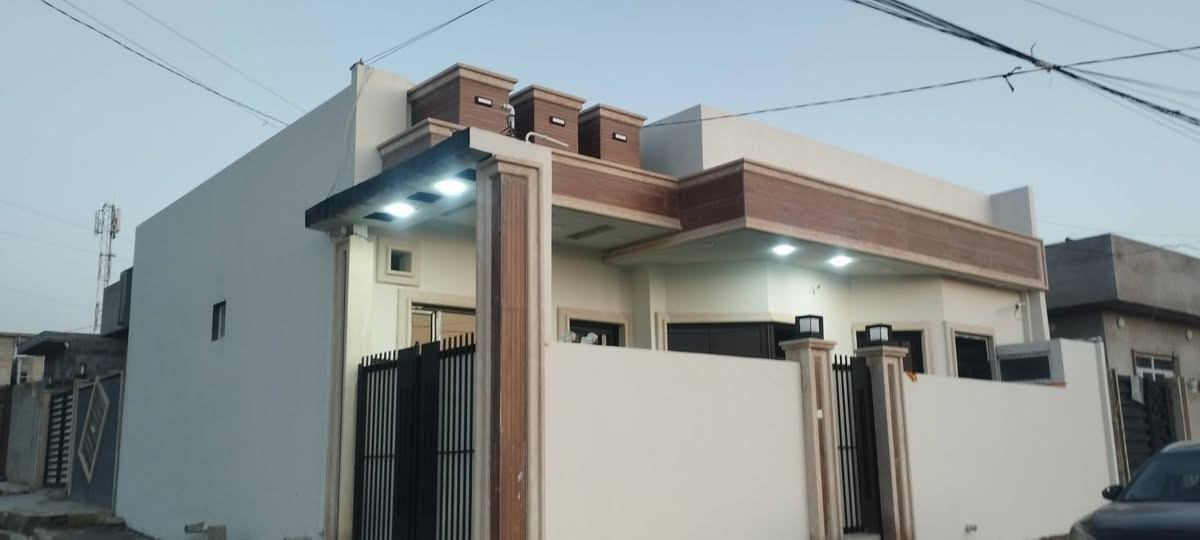 السلام عليكم دار البيع المساحه 140متر مربع ركن الواجهه 12متر يتكون من غرفتين نوم مع استقبال هول داخلي مطبخ صحيات داخليه مع صحيات خارجيه كراج يسع سيارة بناء حديث نظام دكتات كاميرات سبالت فقط يحتاج جبس بورد الاستقبال والمطبخ تستلم مفتاح جاهز الاتصال على الارقام التاليه واتساب ***********
***********
