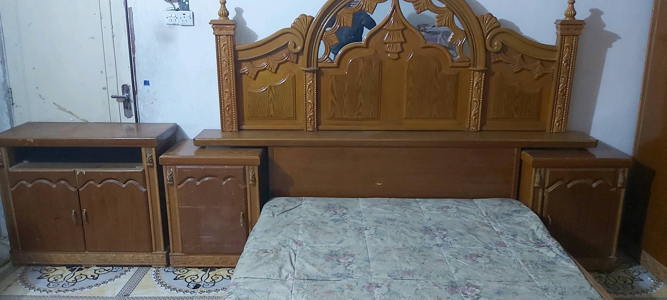 غرفه نوم ٦ أبواب نظيفه وملحقاتها كامله .
عنوان ناصرية قرب شارع الجمعة 
للتواصل ***********