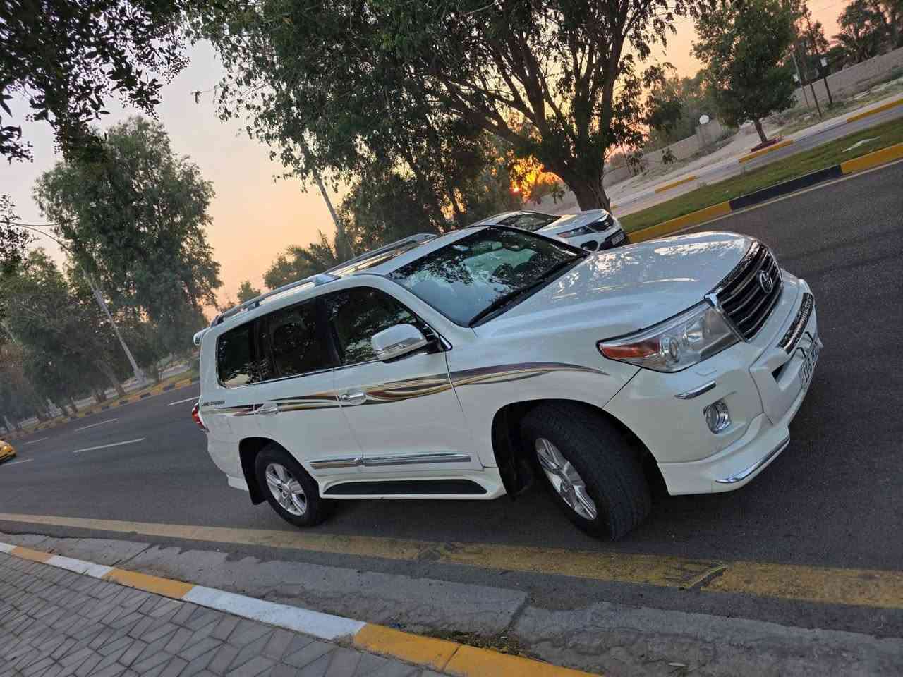 لاندكروز ٢٠١٣ رقم بغداد بسمي 
سياره جديده ماشيه ١٧٠ كم بلادي 
فول مواصفات للخير
محرك كير تبريد صدر كله كفاله 
سياره حلوه او شوفتها تخبل 
جاهزه اي نقص ما بيها 
ملاحضه السياره بيها ٤ قطع صبغ شرط بدون دكه جاكوج او دواخل فقط رش 
بيع فقط السعر ٢٨٥ بي مجال جدا بصيط العنوان ديالى بلدروز *********** مكان ديالى بلدروز بلاد رز, ديالى

