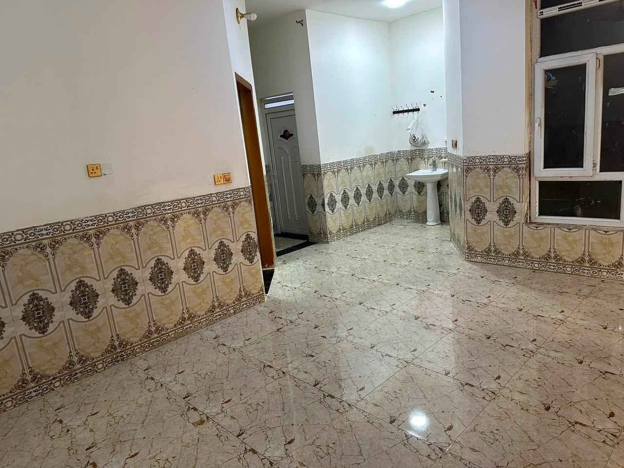 السلام عليكم ورحمة الله
مشتمل للايجار طابق ثاني في حي الجمهوريه الثانيه خلف شركة الرحمه للإنترنت  

المشتمل متكون من غرفه وصاله واستقبال وحمام خارجي وحمام داخلي وباقي الملحقات مفصوله بشكل  تام من كهرباء وماء 
بدل الايجار ٣٥٠ الف 

للاستفسار اكثر ***********
