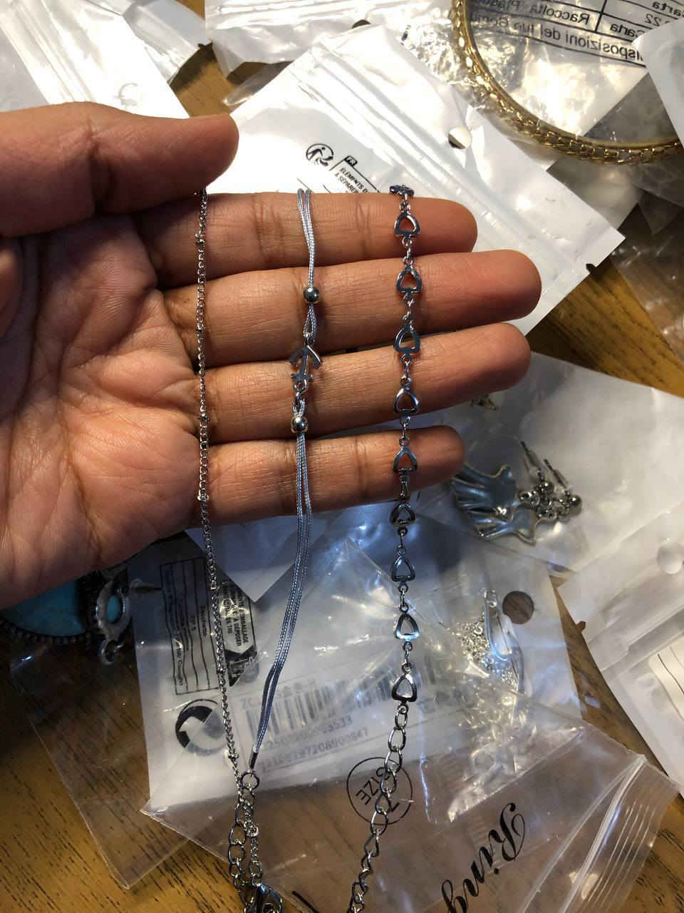 تعالن بنات ، عندي اكسسوارات كلشي ع الف ... واللي تريدهم كلهم تراسلني
ماعندي وقت انشرهم وباقين بالبوكس مالتهم
متوفر توصيل ٣ لكل المحافظات


**إذا كنت صاحب هذا الإعلان وتريد حذفه لأي سبب، رجاءا أرسل رسالة إلى الدعم الفني**