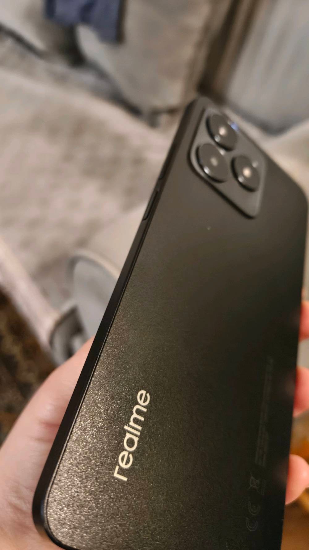 السلام عليكم (أخو الجديد+ماكو كارتون من نقلت الغير مكان تلفت +عندي شاحنة وسماعة ) الجديد سعرة ٢٠٨هيج +سعرة ١٨٠ وبي مجال بس مو مال تكسر بسعر تكلي ١٠٠
اسم الجهاز: realme
الطراز: RMX3760
المعالج: ثماني النواة (MediaTek Helio G88) نظام التشغيل: أندرويد 15 (كما هو موضح في الصورة)، على الرغم من أن الإصدارات الأولية جاءت مع أندرويد 13 ذاكرة الوصول العشوائي (RAM): 8 جيجابايت (قابلة للتوسيع إلى 16 جيجابايت) سعة التخزين الداخلية: 256 جيجابايت الشاشة: شاشة IPS LCD بحجم 6.72 بوصة، بدقة FHD+ (1080 × 2400 بكسل) ومعدل تحديث 90 هرتز الكاميرا الخلفية: مزدوجة بدقة 64 ميجابكسل (رئيسية) + 2 ميجابكسل (للعزل) الكاميرا الأمامية: بدقة 8 ميجابكسل البطارية: سعة 5000 مللي أمبير في الساعة مع دعم الشحن السريع بقوة 33 واط 
الاتصال: يدعم شبكات الجيل الرابع 4G، و Wi-Fi بترددات a/b/g/n/ac، وبلوتوث 5.2 المنافذ: منفذ USB Type-C ومنفذ سماعة رأس 3.5 ملم (مكان الاعظمية)
