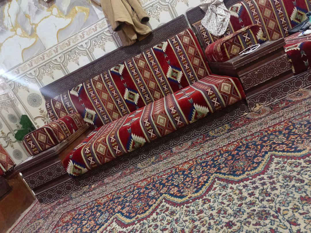 السلام عليكم 
عندي ديوان كويتي قوي نضيف 7 قطع مع طاوله كبيره للبيع السعر ٢٧٥ وعندي جهاز جري للبيع نضيف كلش استخدام مرتين للبيع السعر ٢٥٠ يحمل اوزان ثقيله الأستفسار الاتصال على الرقم ***********
