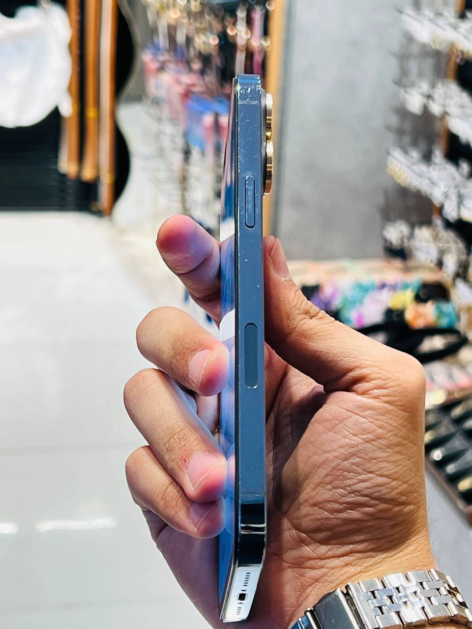 أيفون 13 برو ماكس 
جهاز جديد ومكفول كله شغال ونضيف 
جهاز يخبل شحنه انساه 
جهاز مستبدل شاشاه اصليه 
كله شغال فيس ايدي شغال 
نموذجm
ذاكره ٥١٢
بطاريه ٨٥ اصل 
اتصال او واتساب 
***********
مكاني حله  او مراوس 
سعر ٥٥٠ وبي مجال بسيط
