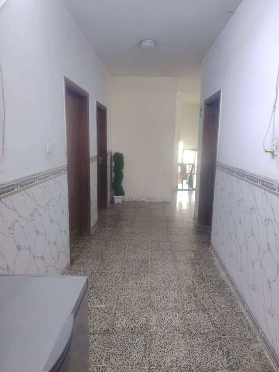 للبيع منزل مميز في بغداد – الكمالية / شارع 70
📍 الموقع: الكمالية – شارع 70، قرب مدرسة المعارف.
🏡 المساحة: 288 م².
مواصفات المنزل:
طابقان.
واجهة 3.5 متر، والنزال 96 متر.
درج خارجي ودرج داخلي.
حديقة خلفية مربعة.
كراج كبير.
الطابق الأرضي:
غرفتا نوم.
صالة.
غرفة استقبال.
مطبخ.
حمام.
تواليت.
مخزن.
الطابق الثاني:
3 غرف نوم.
مطبخ.
حمام.
سطحان.
منزل واسع بموقع مميز وقريب من المدارس والخدمات، مناسب للسكن العائلي أو للاستثمار.
📞 للتواصل والاستفسار: ***********. بغداد, العراق
